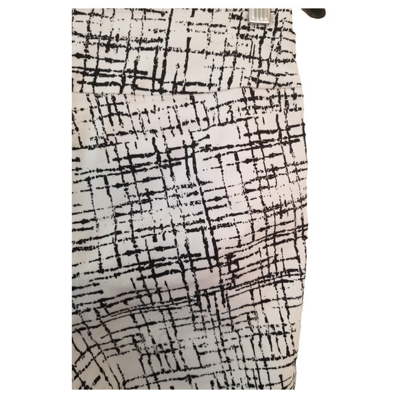 Artex Fashions Black White Striped Women's Bermuda Pants Size 30, Inseam 12.5 in - Picture 8 of 8